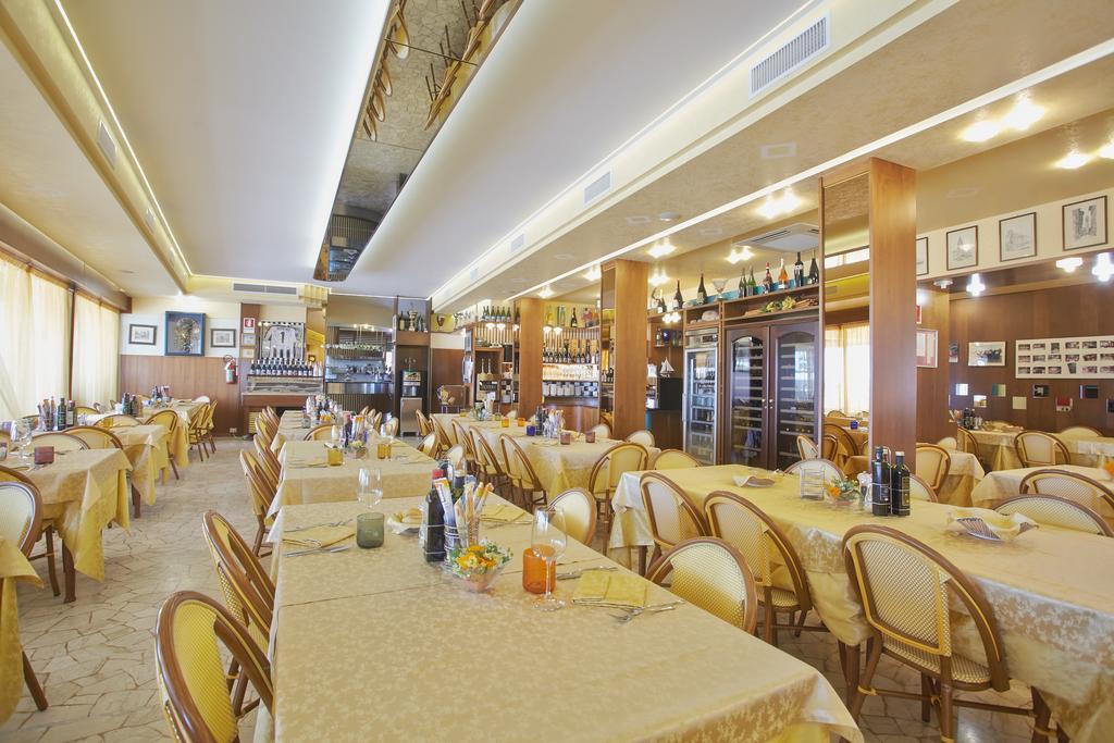 Hotel Sara Каорле Экстерьер фото