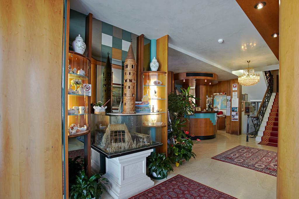 Hotel Sara Каорле Экстерьер фото