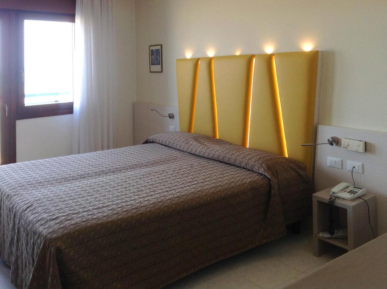 Hotel Sara Каорле Экстерьер фото
